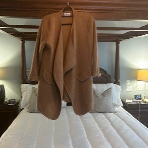 Like new cardigan sz small gold color. Beautiful